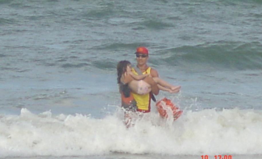 Atendimento na praia por bombeiros