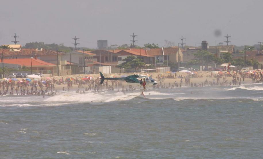 Atendimento na praia por bombeiros
