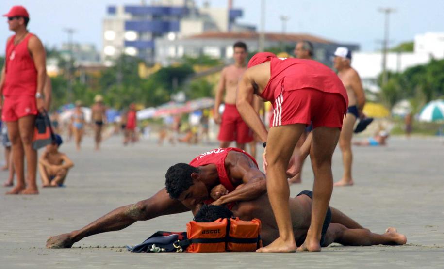 Atendimento na praia por bombeiros