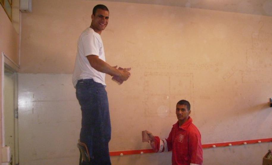 Alunos pintando a parede