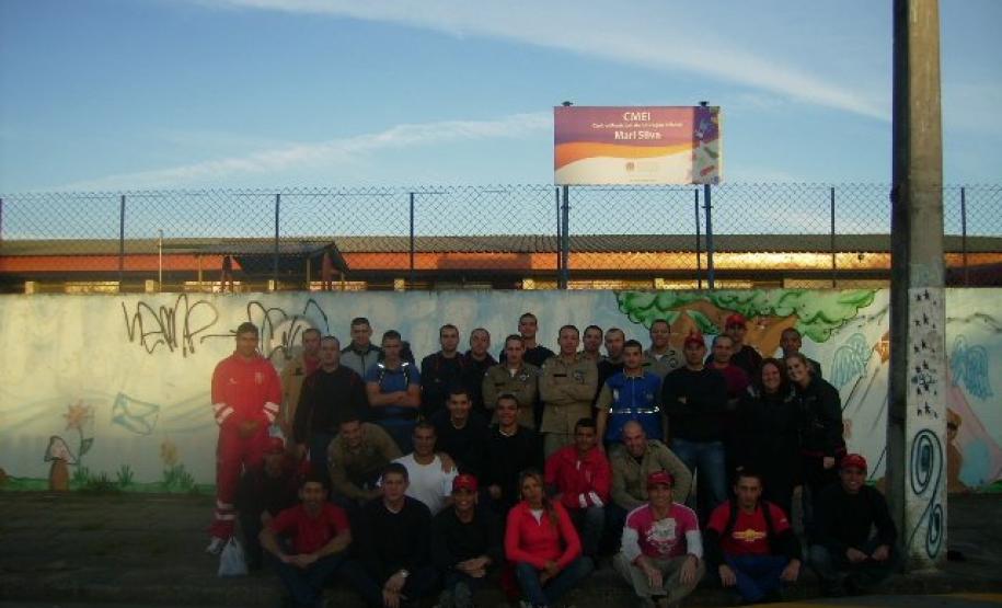 Alunos em frente a escola