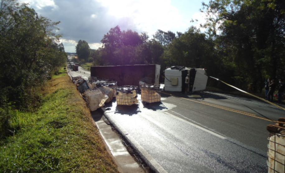 Tombamento de carreta na BR-376 KM