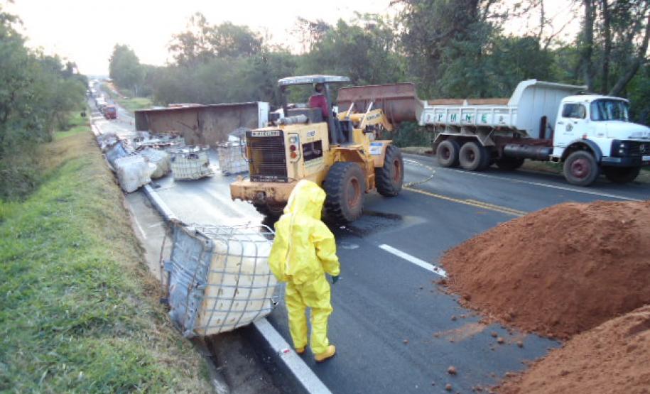 Tombamento de carreta na BR-376 KM