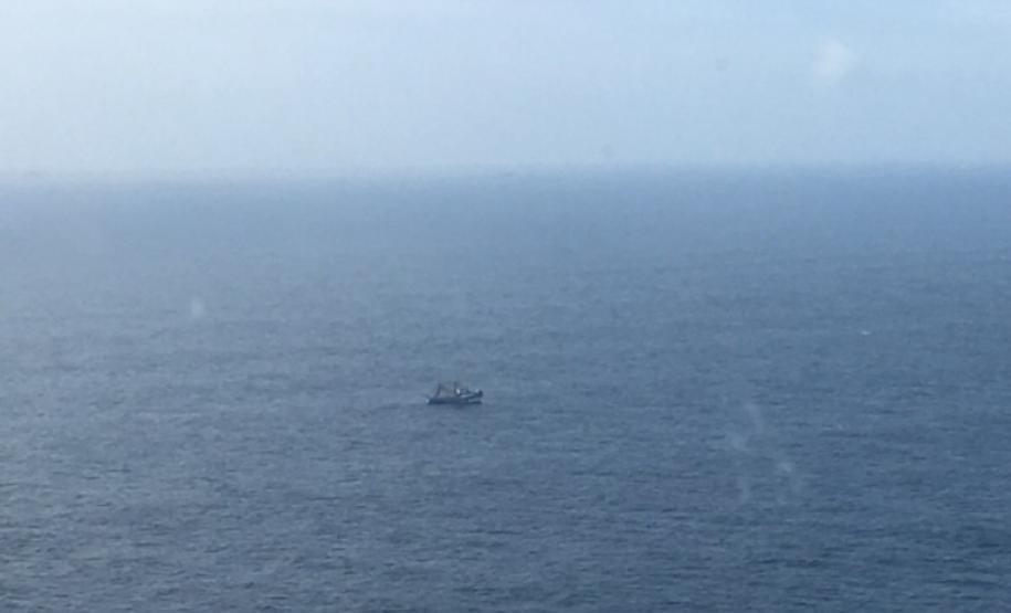 Pescadores catarinenses são resgatados em alto mar durante ação da PM e do Corpo de Bombeiros no litoral paranaense