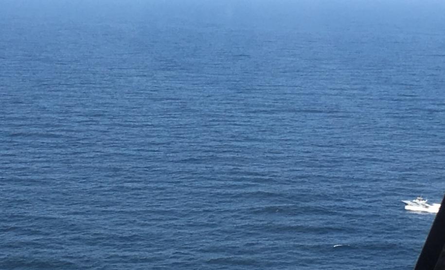 Pescadores catarinenses são resgatados em alto mar durante ação da PM e do Corpo de Bombeiros no litoral paranaense