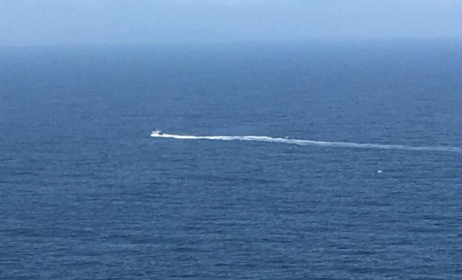 Pescadores catarinenses são resgatados em alto mar durante ação da PM e do Corpo de Bombeiros no litoral paranaense