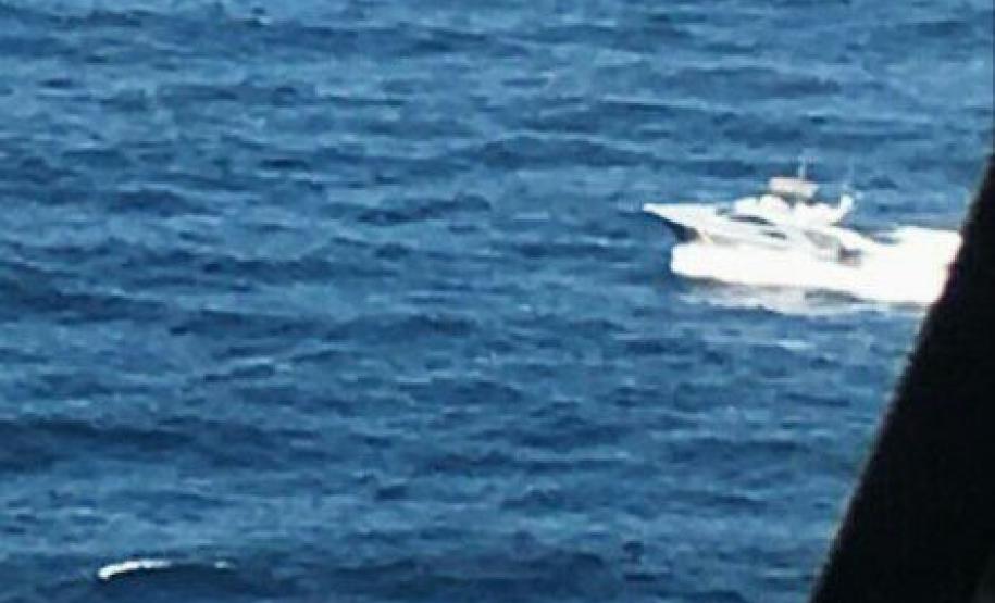 Pescadores catarinenses são resgatados em alto mar durante ação da PM e do Corpo de Bombeiros no litoral paranaense