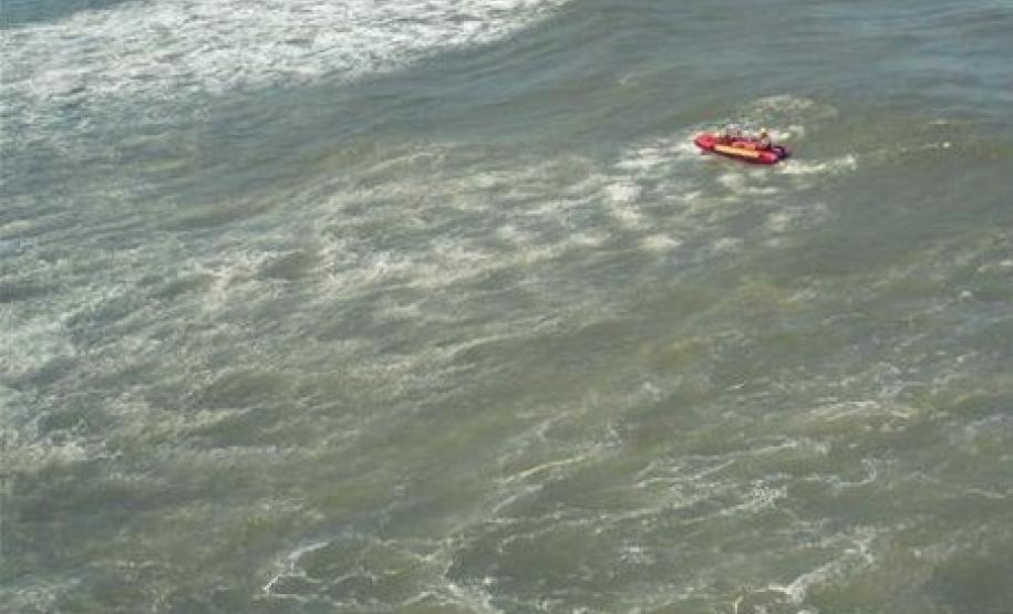 Pescadores catarinenses são resgatados em alto mar durante ação da PM e do Corpo de Bombeiros no litoral paranaense