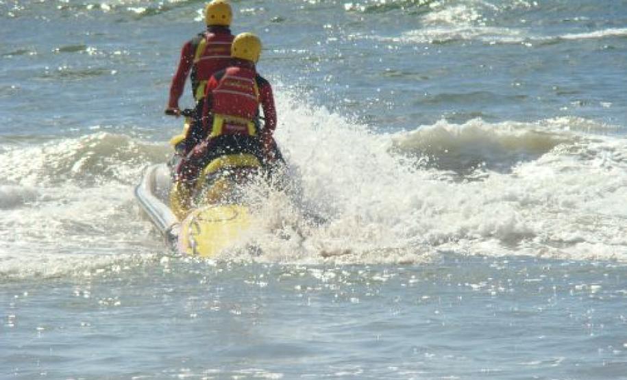 Pescadores catarinenses são resgatados em alto mar durante ação da PM e do Corpo de Bombeiros no litoral paranaense