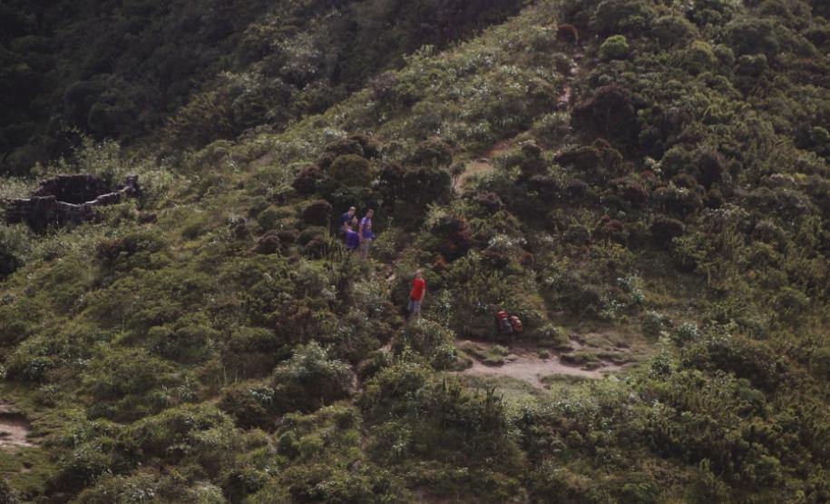 Jovem fica desidratada durante trilha no Pico do Paraná e é resgatada por aeronave do BPMOA, após acionamento dos Bombeiros