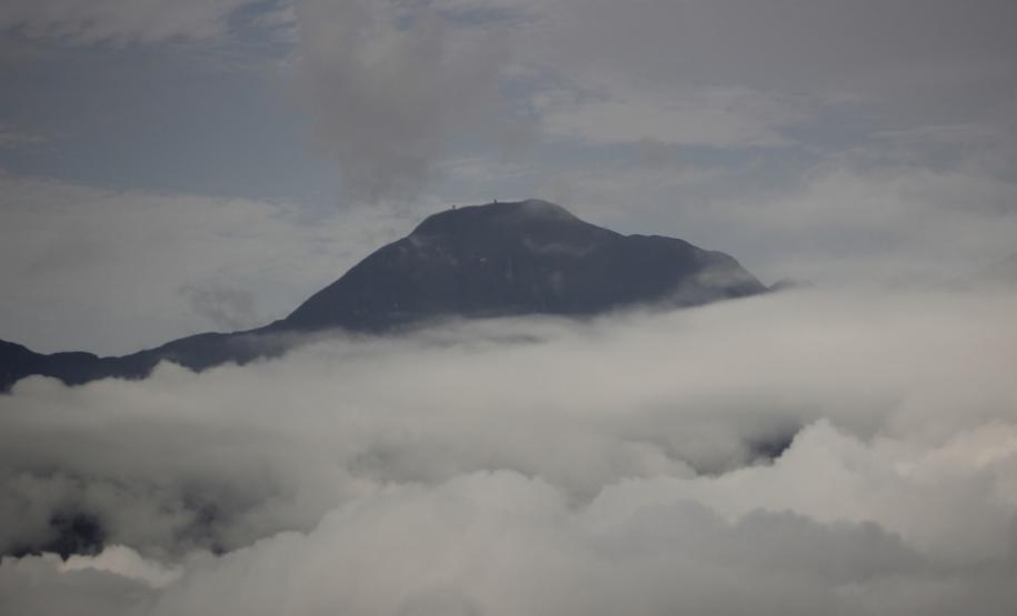 Jovem fica desidratada durante trilha no Pico do Paraná e é resgatada por aeronave do BPMOA, após acionamento dos Bombeiros