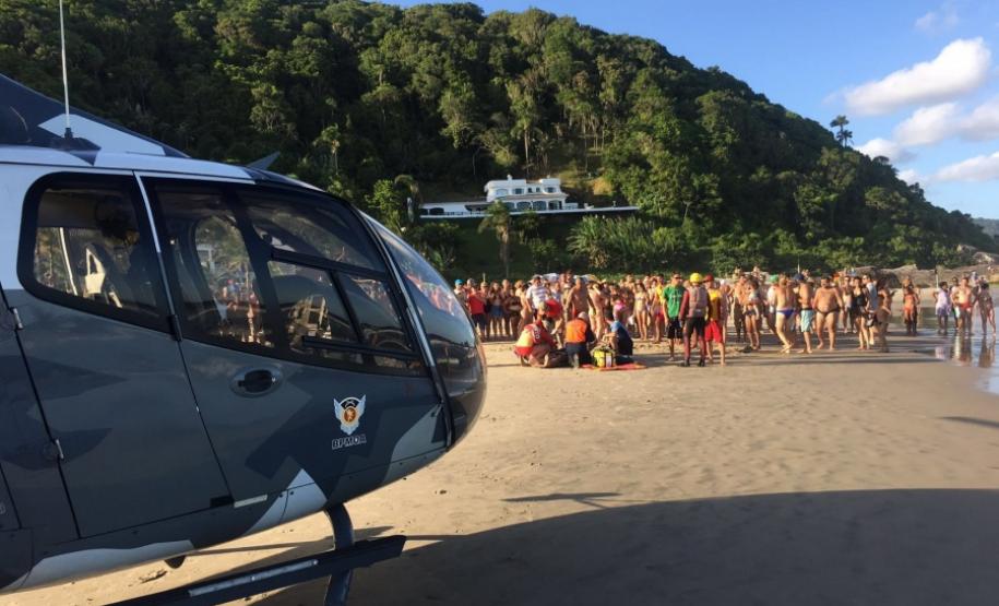 Embarcação vira e Corpo de Bombeiros e BPMOA resgatam vítima em Guaratuba (PR), no Litoral do estado