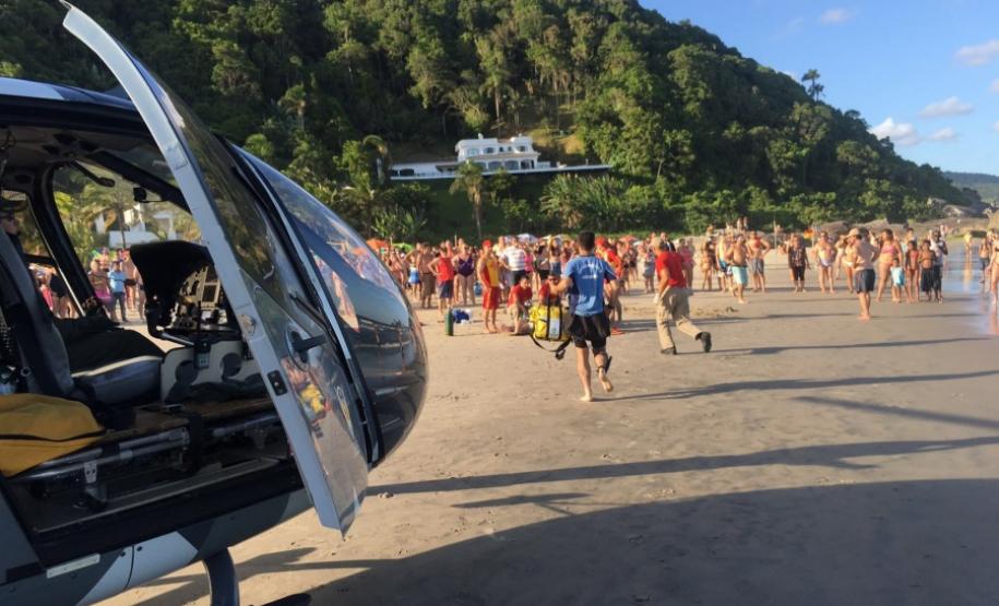 Embarcação vira e Corpo de Bombeiros e BPMOA resgatam vítima em Guaratuba (PR), no Litoral do estado