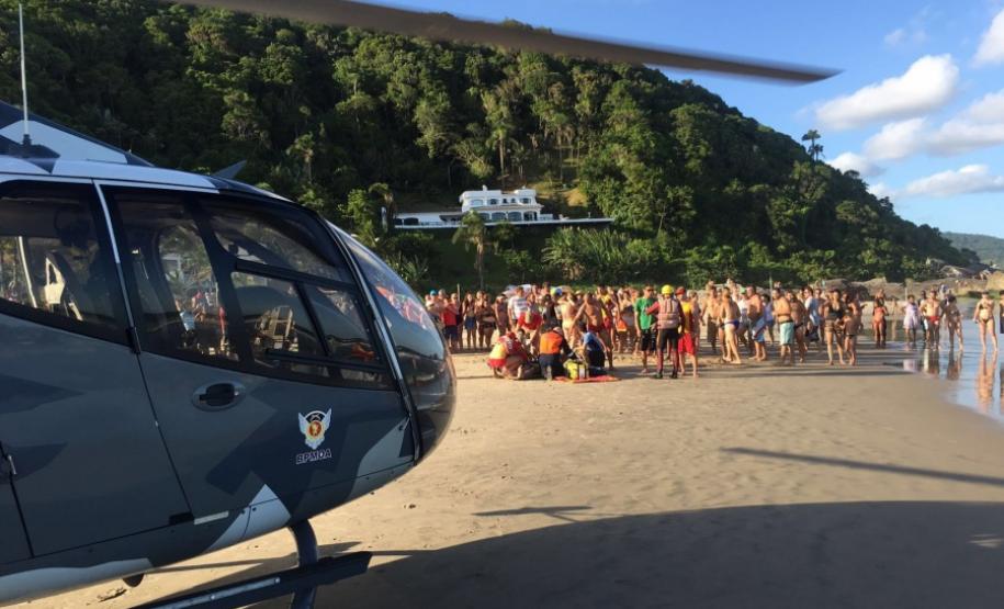 Embarcação vira e Corpo de Bombeiros e BPMOA resgatam vítima em Guaratuba (PR), no Litoral do estado