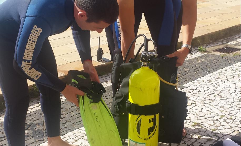 Instrução de mergulho e busca aquática