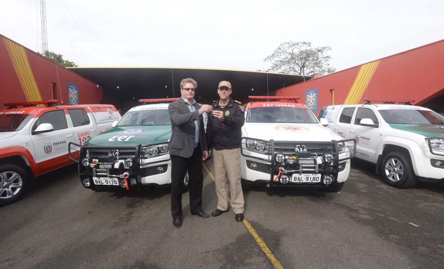 Governo entrega novos veículos para Siate e Samu no Paraná Governo entrega novos veículos para Siate e Samu no Paraná