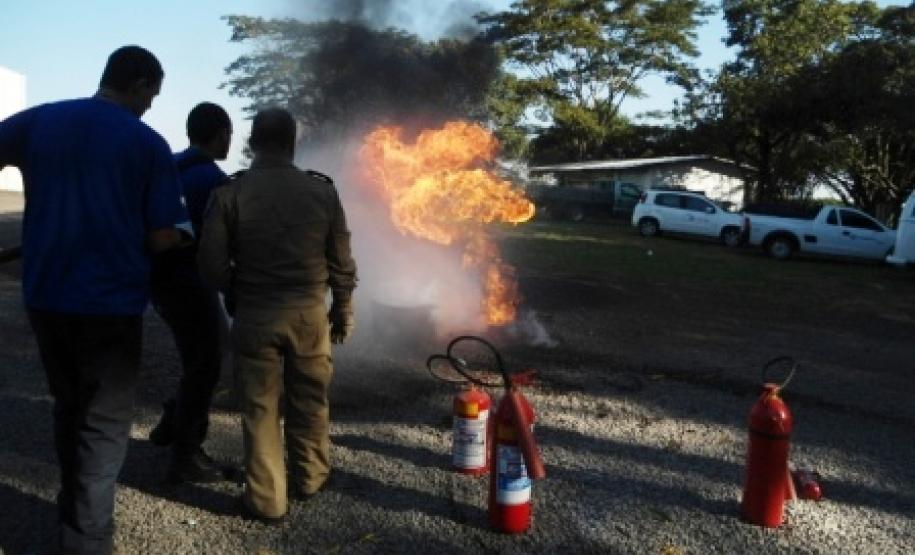 6° SGBI ministra instrução prática de combate a incêndios