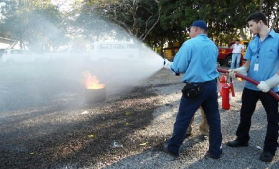 6° SGBI ministra instrução prática de combate a incêndios