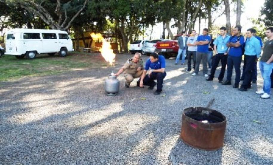 6° SGBI ministra instrução prática de combate a incêndios