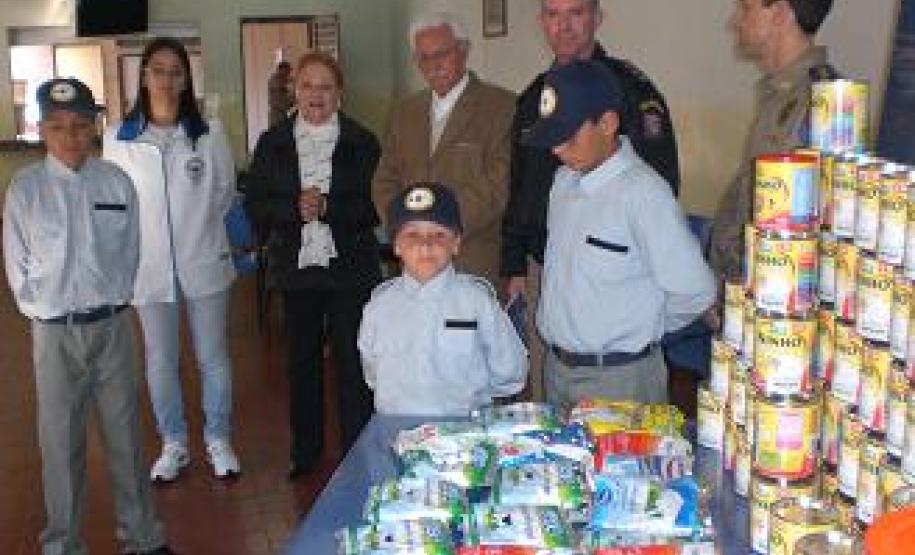 Entrega de donativos é realizada pelo 2°GB