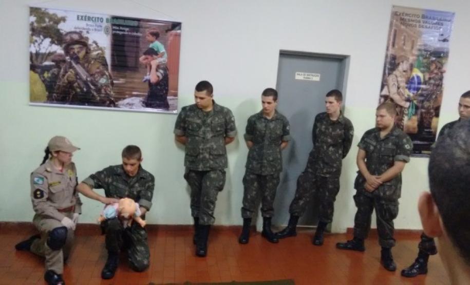 Alunos do CFSD BM 2016 Administram Oficina de APH para Atiradores do Tiro de Guerra