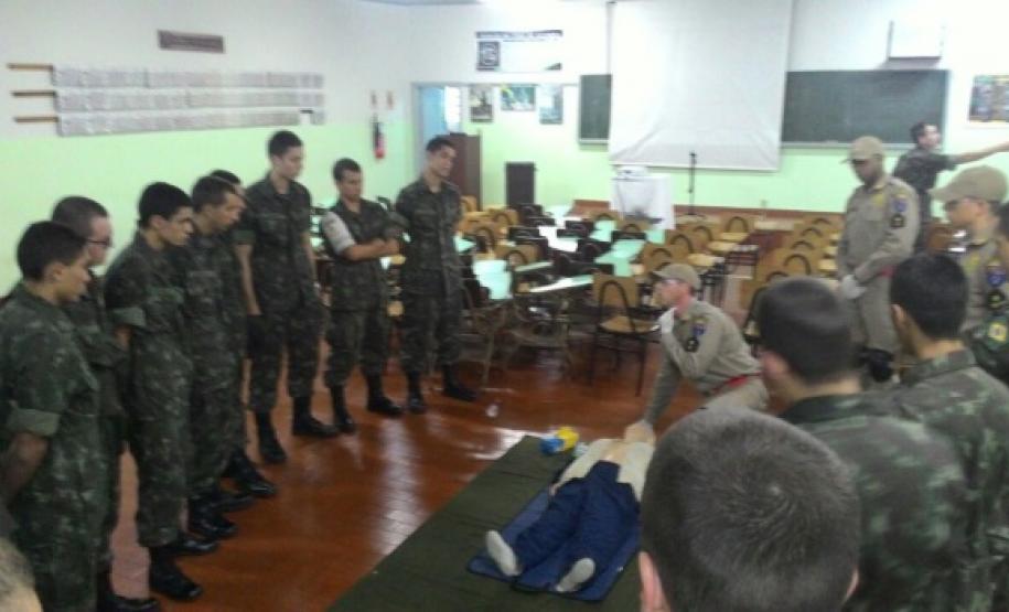 Alunos do CFSD BM 2016 Administram Oficina de APH para Atiradores do Tiro de Guerra