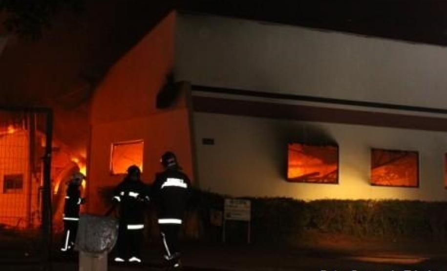 Momento do incêndio na fábrica de estofados