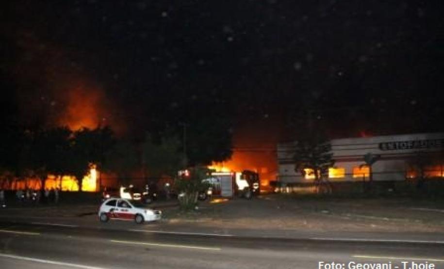 Momento do incêndio na fábrica de estofados