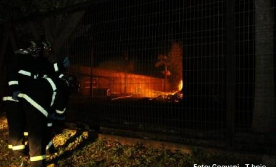 Momento do incêndio na fábrica de estofados