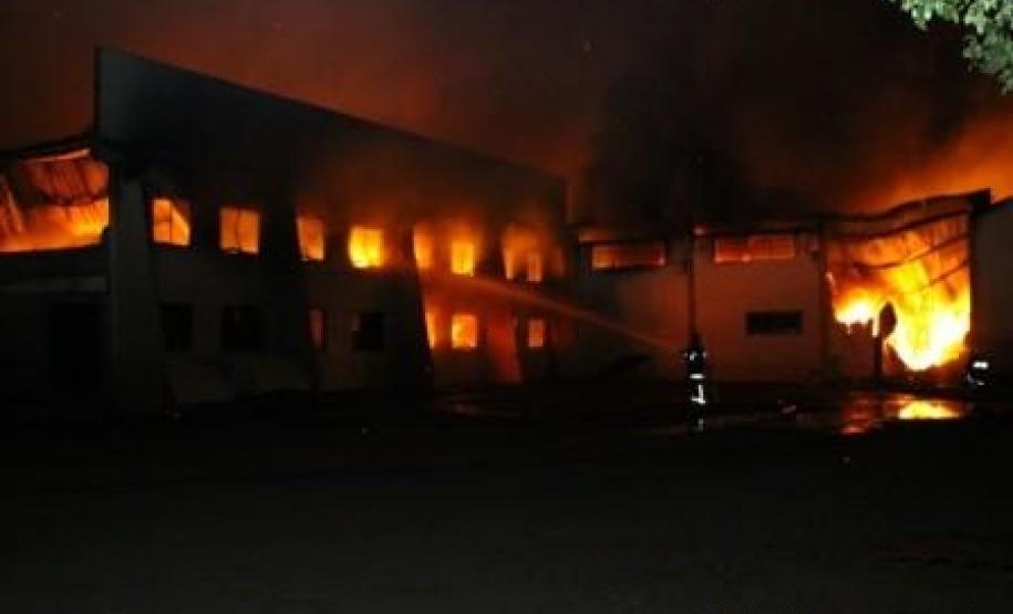 Momento do incêndio na fábrica de estofados