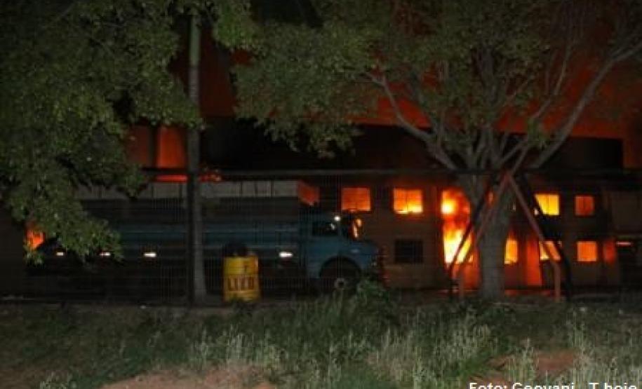 Momento do incêndio na fábrica de estofados