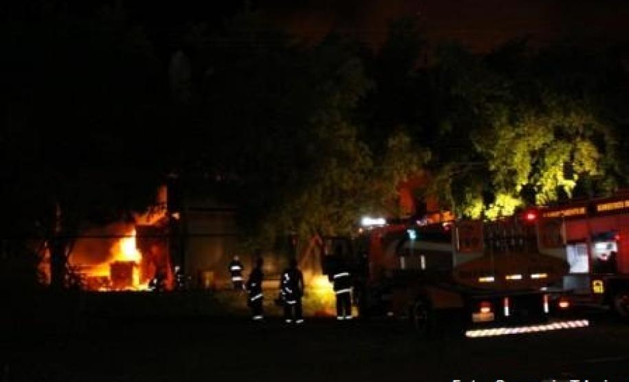 Momento do incêndio na fábrica de estofados