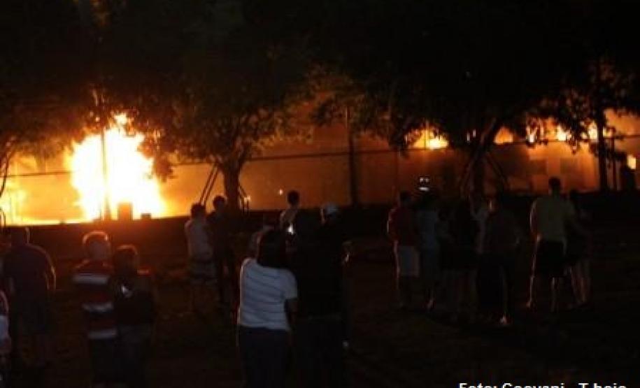 Momento do incêndio na fábrica de estofados