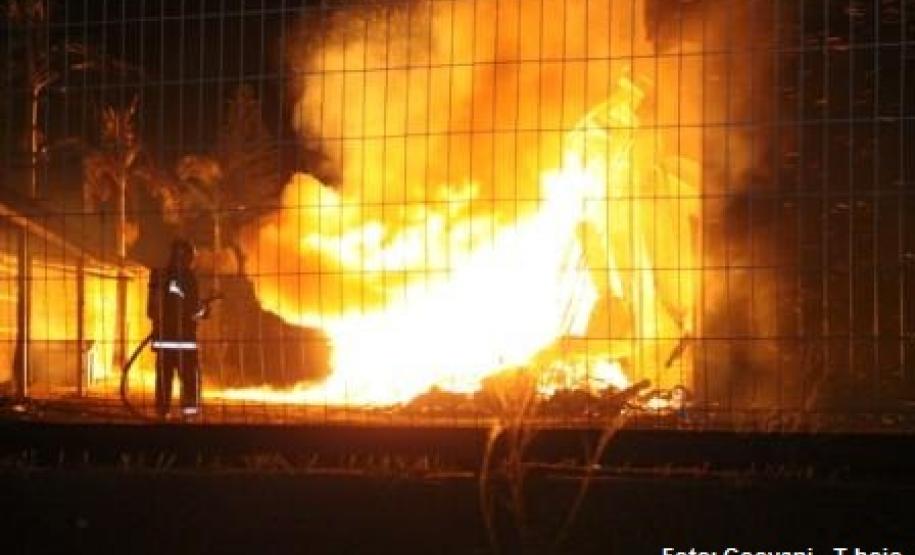 Momento do incêndio na fábrica de estofados