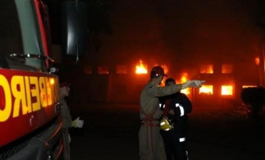 Momento do incêndio na fábrica de estofados