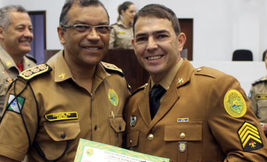 15-07-2016 Formatura do Curso de Aperfeiçoamento de Sargento (CAS) do Corpo de Bombeiros do Estado do Paraná, a solenidade foi feita na Câmara dos Vereadores de Pinhais na RMC. Na foto o Sub-Comandante Geral da PMPR Coronel Arildo Luis Dias e o Sargento Miguel Toth Junior.