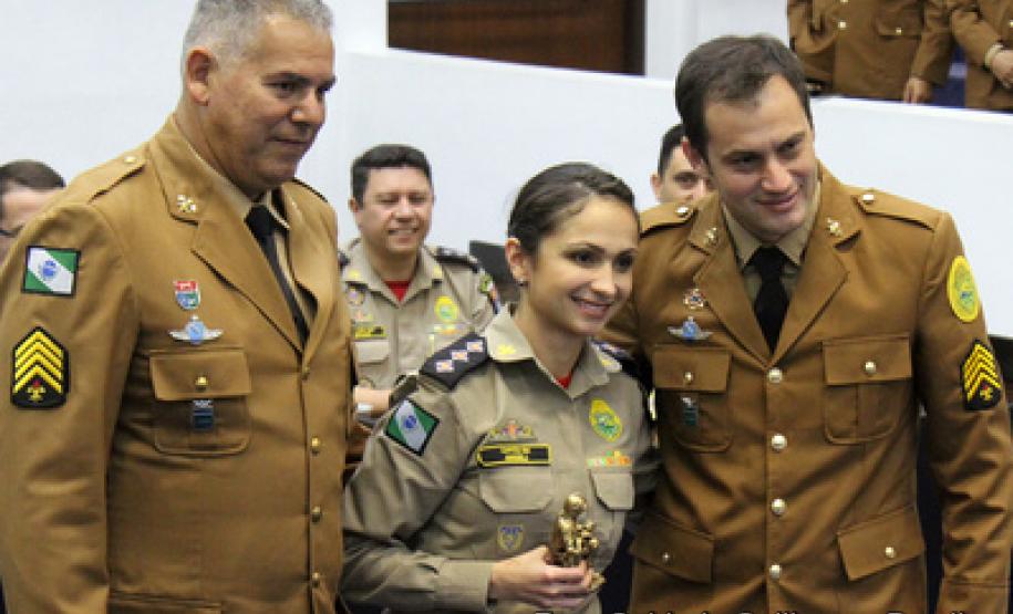15-07-2016 Formatura do Curso de Aperfeiçoamento de Sargento (CAS) do Corpo de Bombeiros do Estado do Paraná, a solenidade foi feita na Câmara dos Vereadores de Pinhais na RMC. Ao meio a Capitão BM Geovana Angeli Messias, a sua esquerda o Sargento Neidimar Ribeiro e a sua direita o Sargento João Carlos Almeida.