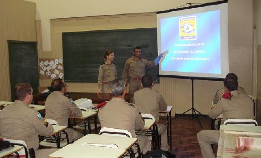 Bombeiros durante o treinamento
