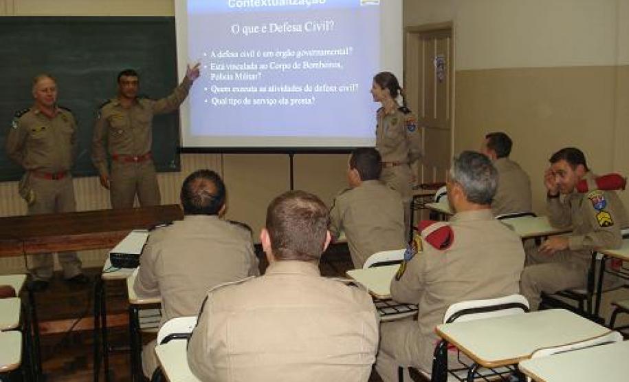 Bombeiros durante o treinamento