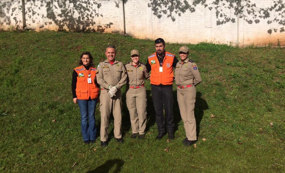 O Corpo de Bombeiros realiza treinamento da Brigada Escolar no Colégio Estadual Loureiro Fernandes