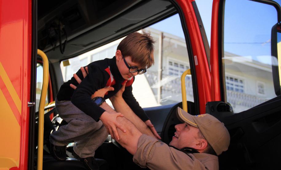 Polícia no CMEI (Centro Municipal de Educação Infantil) Xapinhal, em Curitiba.