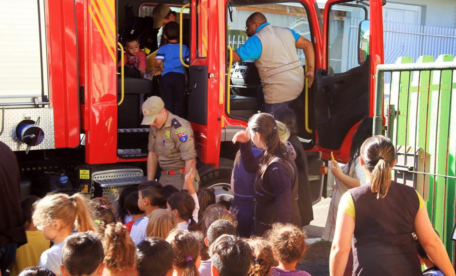 Polícia no CMEI (Centro Municipal de Educação Infantil) Xapinhal, em Curitiba.
