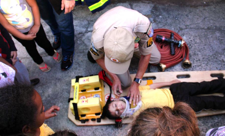 Polícia no CMEI (Centro Municipal de Educação Infantil) Xapinhal, em Curitiba.