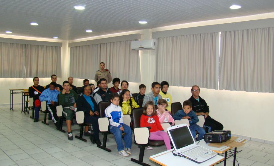 Adolescentes durante a visita