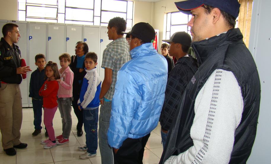 Adolescentes durante a visita