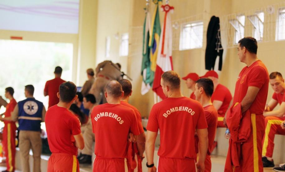 Corpo de Bombeiros promove a 1ª Maratona Aquática em comemoração aos seus 104 anos de existência e arrecada 796 quilos de alimentos