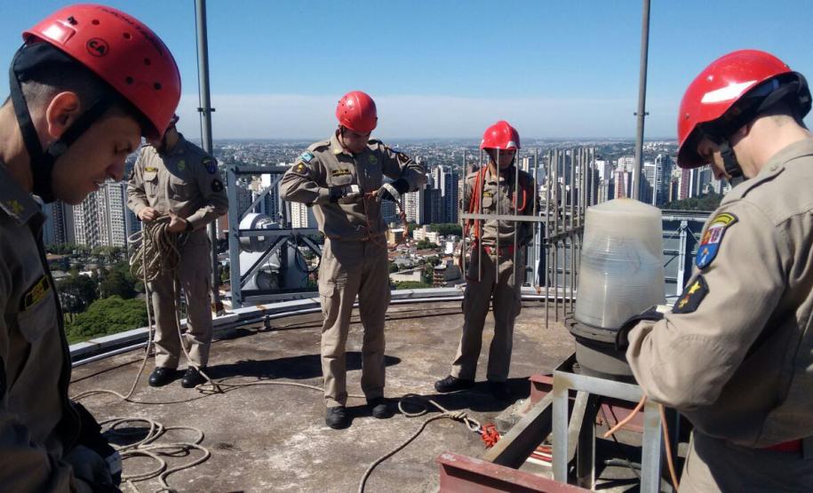 Alunos Soldados realizam rapel na Torre da Oi