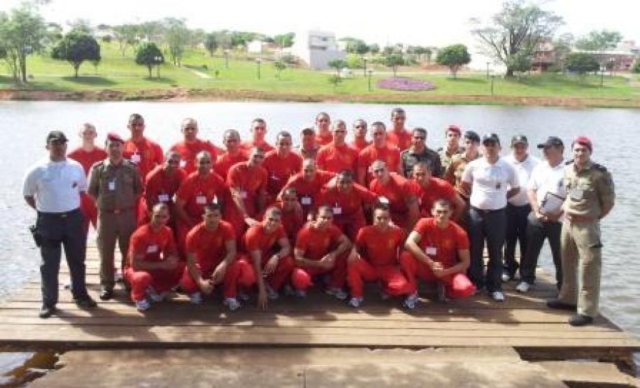 Militares participam de curso para tripulantes