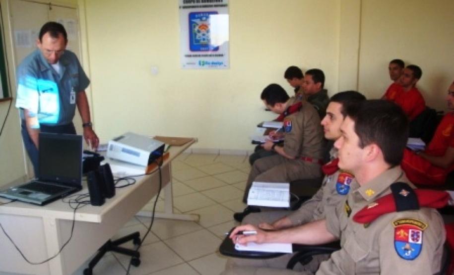 Militares participam de curso para tripulantes