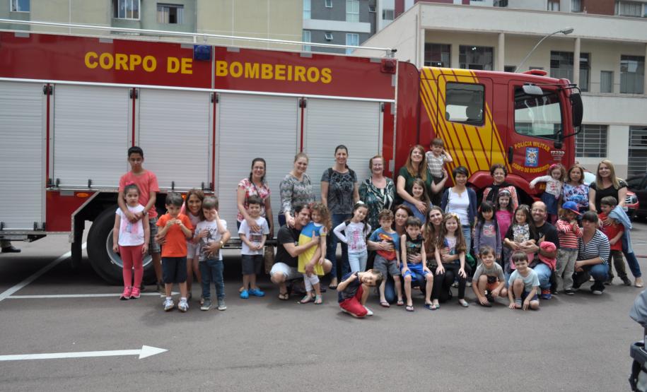 Quartel do Comando do Corpo de Bombeiros recebe visita em clima de final de ano
